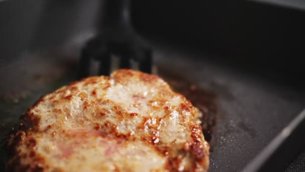 Cozinhando patty para hambúrguer na frigideira moderna câmera lenta — Vídeo de Stock