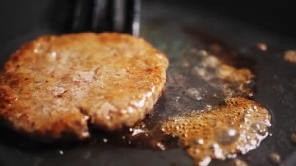 Frying fresh cutlet for hamburger on modern pan slow motion — Stock Video