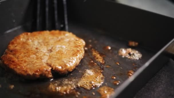 Preparar sabrosa chuleta para hamburguesa en la sartén de primer plano — Vídeos de Stock
