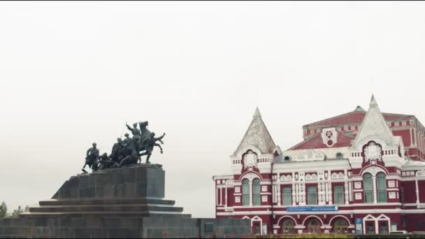Stad torg med monument över soldater grupp under grå himmel — Stockvideo