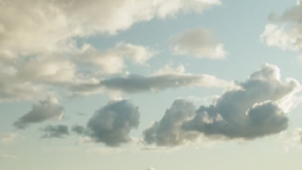 海滨建筑物上方的云彩和河上的船只 — 图库视频影像