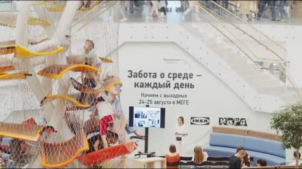 Les enfants grimpent sur l'arbre décoratif avec des escaliers dans le centre commercial — Video