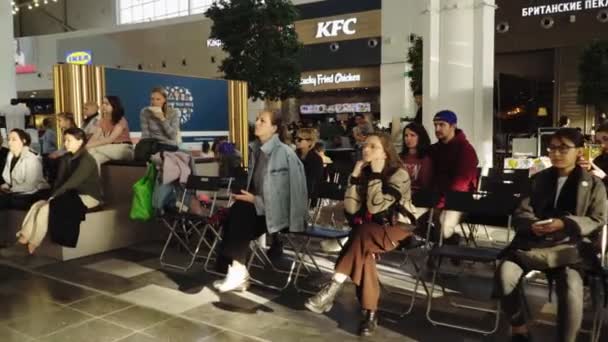 Люди слушают лекции об экологических проблемах в торговом центре — стоковое видео
