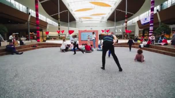 Счастливые дети играют и смотрят мультики в торговых центрах — стоковое видео