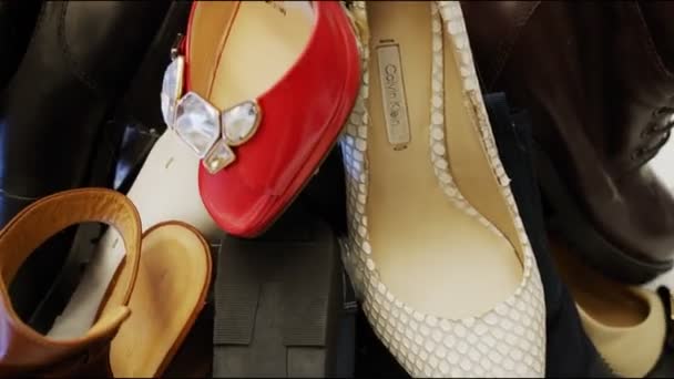 Person använder app på mobiltelefon nära kvinnor skor på stativ — Stockvideo