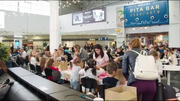 Niños hacen artesanía con cajas de cartón en el centro comercial — Vídeos de Stock