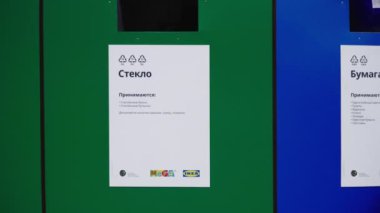 Renkli konteynırlarla çöp sıralama istasyonu boyunca hareket