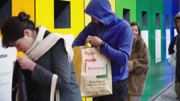 Lidé dávají různé odpadky do popelnic na třídící stanici — Stock video