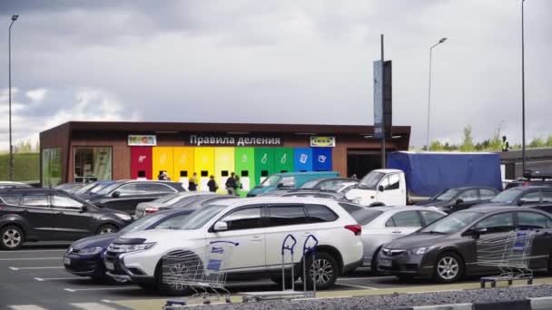 Estación de clasificación de basura con latas brillantes cerca del estacionamiento — Vídeo de stock