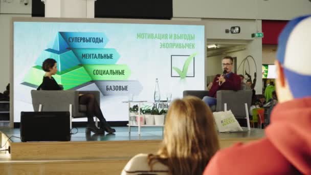 Homem dá palestra na conferência de problemas ecológicos no shopping — Vídeo de Stock