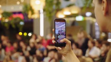 Kız, ekoloji sorunlarından bahseden öğretim üyesini vurdu.