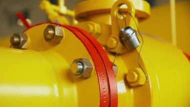 Gaz ve petrol rafinerisi tesislerinde flanşlı borular.