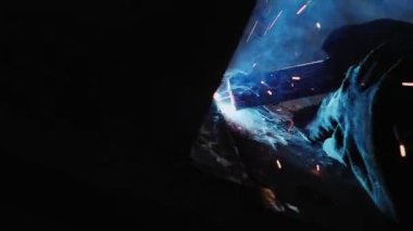 Eldiven işçisi. Detayları karanlık atölyeye yakın çekim.