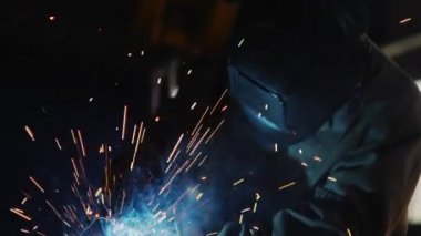 Kaynakçı ayrıntıları yavaş çekim çekimde birbirine bağlar