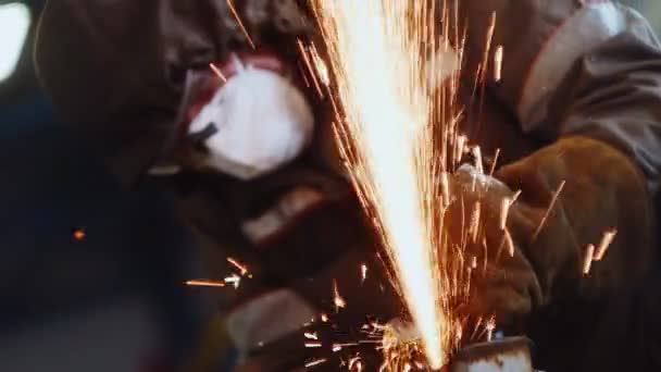 制服を着た労働者が作業場で古い金属の詳細を切り — ストック動画