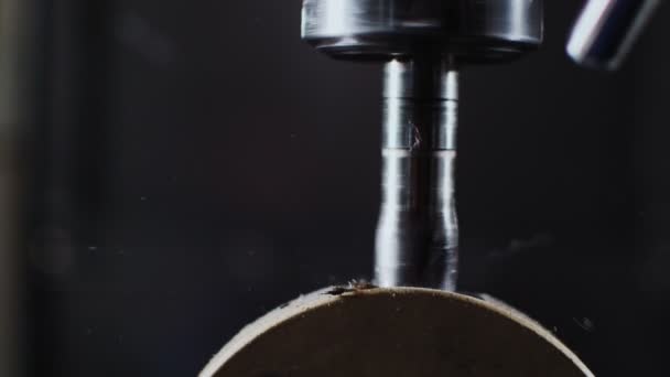 Свердлильний верстат свердлить деталь на високій швидкості крупним планом — стокове відео