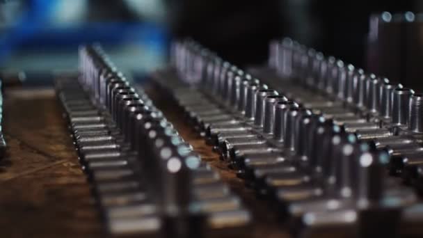 Metalowe przeguby rurowe w kształcie litery T leżą na drewnianym biurku w warsztacie — Wideo stockowe