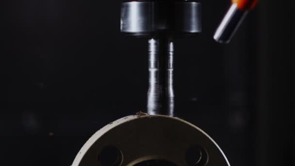 Fräsmaschine bohrt Metalldetail auf schwarzem Hintergrund — Stockvideo