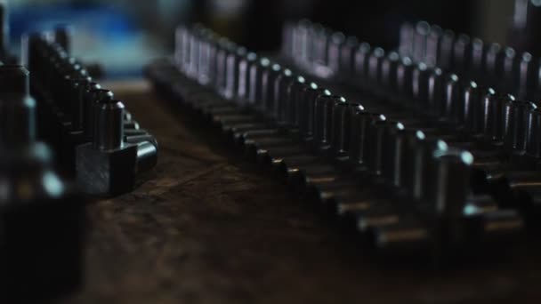 Nieuwe t-vormige pijpverbindingen om vloeistof op tafel in de fabriek te verminderen — Stockvideo