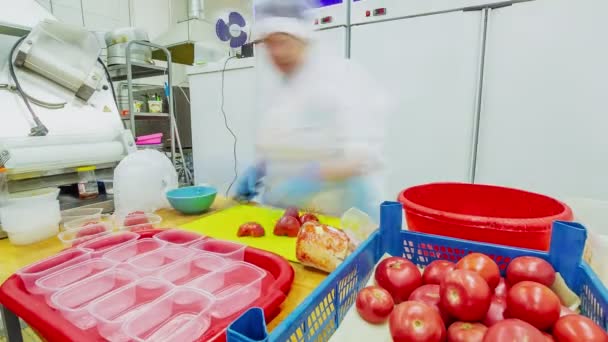Зрелая женщина режет помидоры для салата в кафетерии — стоковое видео