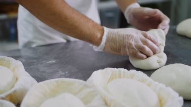 Fırıncı hamur yoğurur ve ağır çekimde tabağa koyar