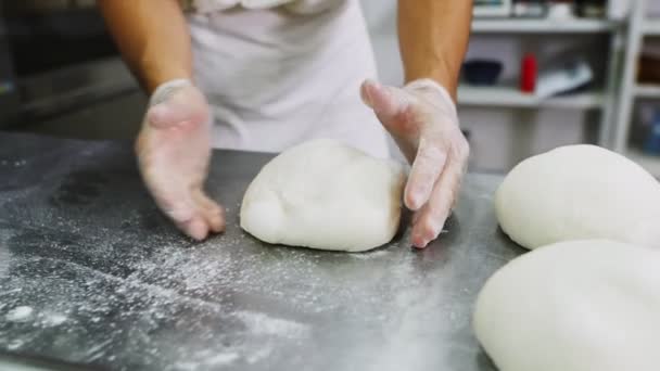 Шеф-повар готовит хлебный хлеб из дрожжевого теста в пекарне — стоковое видео