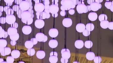 AVM 'de mor renkli lambalar parlıyor.