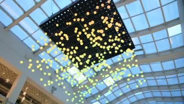 Zářící kulové lampy mění barvy v moderním nákupním centru — Stock video