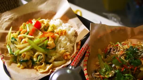 Reis und Nudeln mit frischem Gemüse im Fastfood-Café — Stockvideo