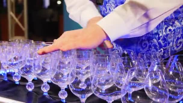 Barman plays music on singing wineglasses at bar counter — Stock Video