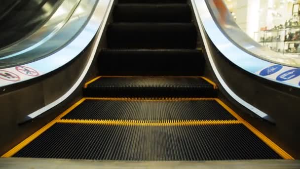 Escaleras mecánicas vacías con pasos negros se mueve hacia abajo en el centro comercial — Vídeo de stock