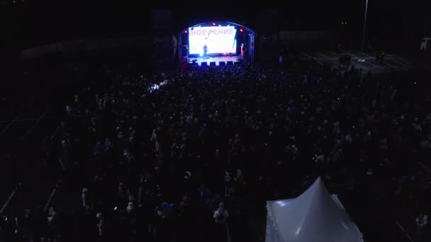 Musical performance and crowd of spectators at night aerial — Stock Video