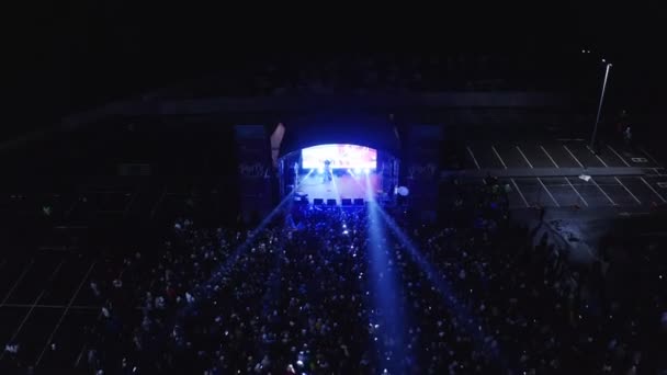 Musikalische Darbietung auf der Bühne und Menschenmenge im Freien bei Nacht — Stockvideo