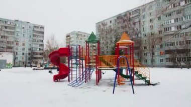 Kışın karlı bahçede kaydırak ve merdivenli oyun parkı