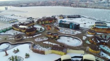 Soğuk kış gününde güzel modern eğlence parkı