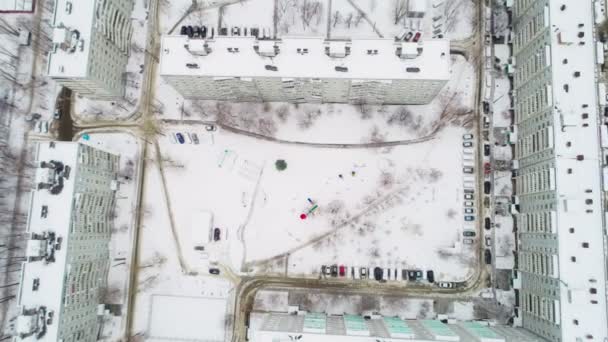 Patio cubierto de nieve con parque infantil y vista aérea del teatro de verano — Vídeo de stock