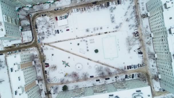 Välutrustad snöig gård nära nya hyreshus — Stockvideo