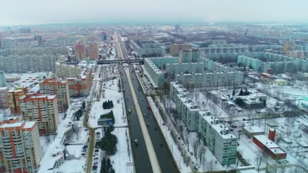 Алея з водінням автомобілів біля багатоквартирних будинків взимку — стокове відео