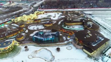 Kış eğlence parkında farklı eğlence merkezleri olan binalar