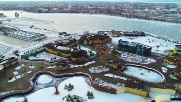 Freizeitpark mit geschlossenen Attraktionen in Flussnähe im Winter — Stockvideo