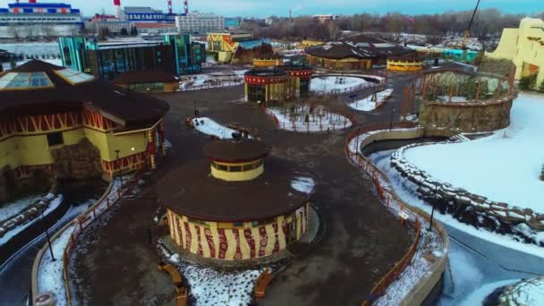 Gebouwen van attracties in pretpark op winterdag — Stockvideo