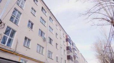 Kışın yeni pencereli tuğlalardan yapılmış bir apartman.