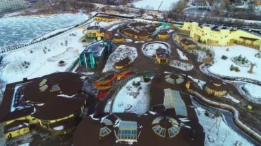 Soğuk bir günde lunaparkta kuş bakışı yeni bir eğlence.