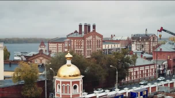 Gouden koepel van christelijke kerk tegen gebouwen en rivier — Stockvideo