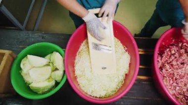 Şefler mutfakta yemek pişirmek için malzeme hazırlarlar.