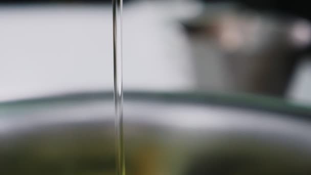 Olie gieten op courgette met kruiden en zout close-up — Stockvideo