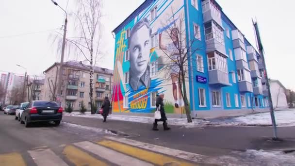 Mural of pilot Valeriy Chkalov on blue dwelling in winter — Stok video