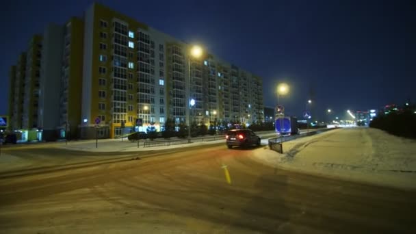 Complejo de viviendas con nuevos edificios en la calle por la noche — Vídeo de stock