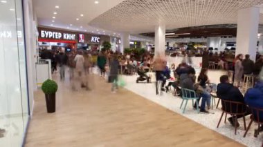 Eğlence merkezi konukları salonda yemek salonuyla yürüyorlar.