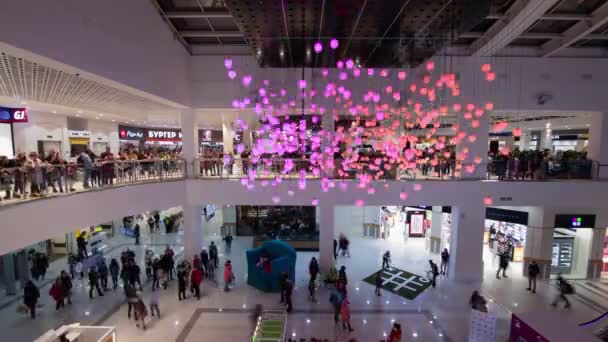 Lichte show met gloeiende lampen onder de handel winkelcentrum plafond — Stockvideo